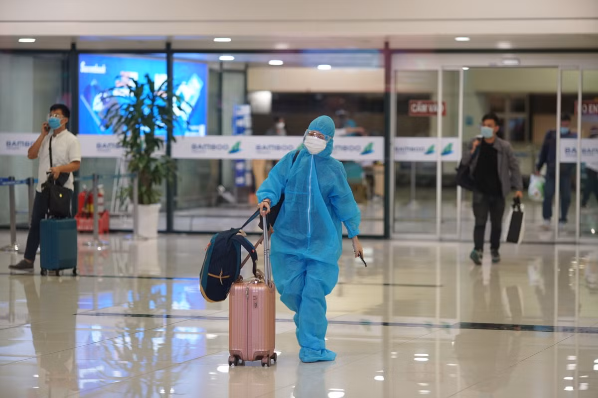 Đáng chú ý, Thành phố Hà Nội cũng đề nghị Cảng vụ và các hãng hàng không kiểm soát dịch tễ đối với hành khách tại Sân bay Nội Bài để sàng lọc, thông báo với các địa phương.