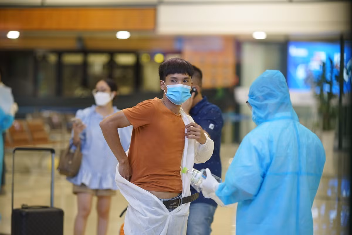 Theo ghi nhận của PV báo Tri thức và Cuộc sống, hành khách khi được đón về các địa điểm lưu trú sẽ phải xác nhận thông tin tại sân bay Nội Bài và thực hiện các quy định phòng chống dịch trước khi di chuyển.