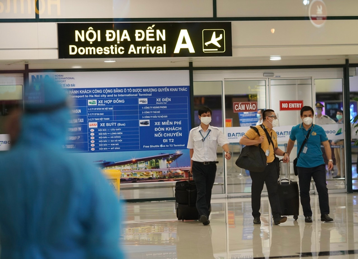 Đúng 19h ngày 11/10, những hành khách đầu tiên của chuyến bay VN216 đã về đến Sân bay Nội Bài.