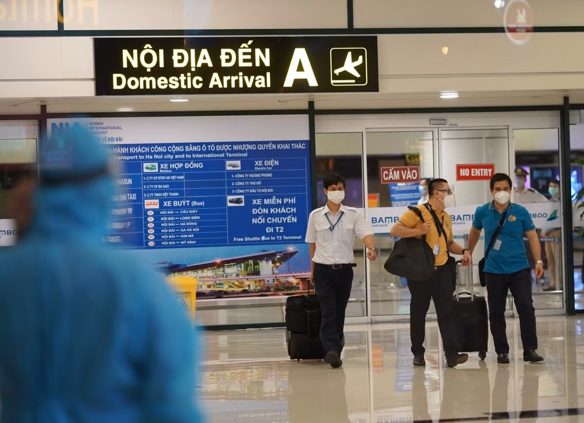 Đúng 19h ngày 11/10, những hành khách đầu tiên của chuyến bay VN216 đã về đến Sân bay Nội Bài.