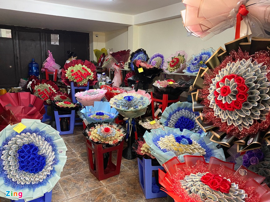 Choang ngop voi bo hoa bang tien mat tri gia 200 trieu dong ngay 20/10