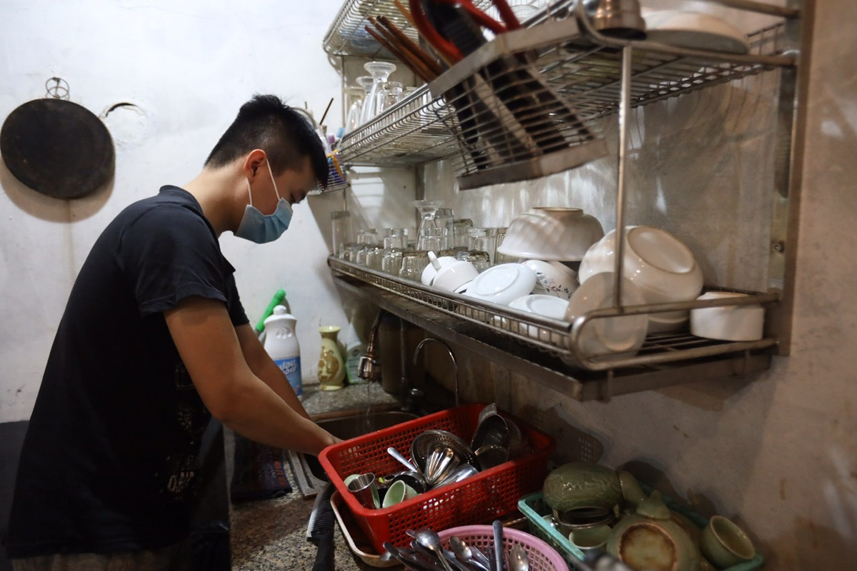 Anh Thuận, chủ cửa hàng cà phê trên phố Vương Thừa Vũ (quận Thanh Xuân) cho biết, những ngày vừa qua khách hàng cũng đã quen với việc mua đồ mang về nên chưa chắc đã đông khách. Tuy nhiên, anh Thuận vẫn chuẩn bị sẵn cốc, chén để phục vụ khách ngồi tại quán.