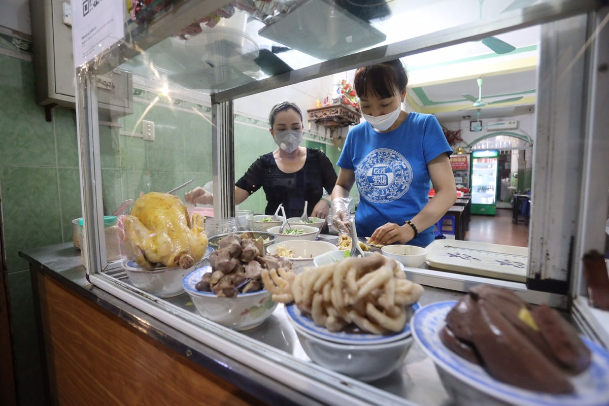 Chị Liên - chủ cửa hàng phở gà trên phố Lê Văn Hưu cho biết, trước đó cửa hàng đã bán hàng mang về nên có sẵn đồ. Toàn bộ vách ngăn cũng còn từ đợt trước nên giờ lấy ra dùng lại.