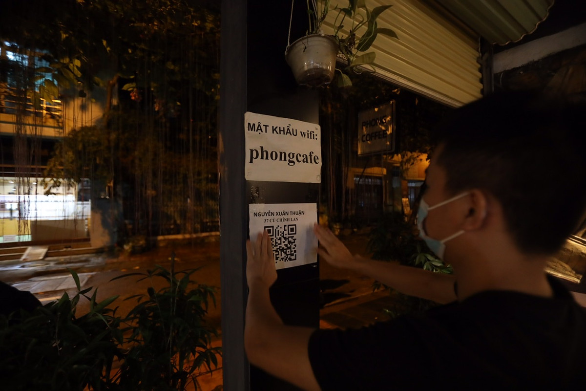 Ngoài quán ăn, nhiều quán cà phê cũng dọn dẹp, sẵn sàng phục vụ khách tại chỗ.