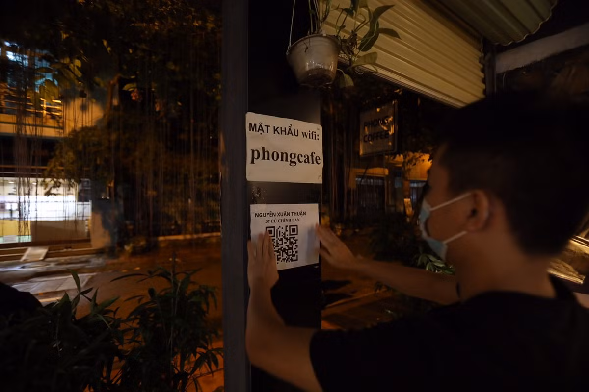 Ngoài quán ăn, nhiều quán cà phê cũng dọn dẹp, sẵn sàng phục vụ khách tại chỗ.