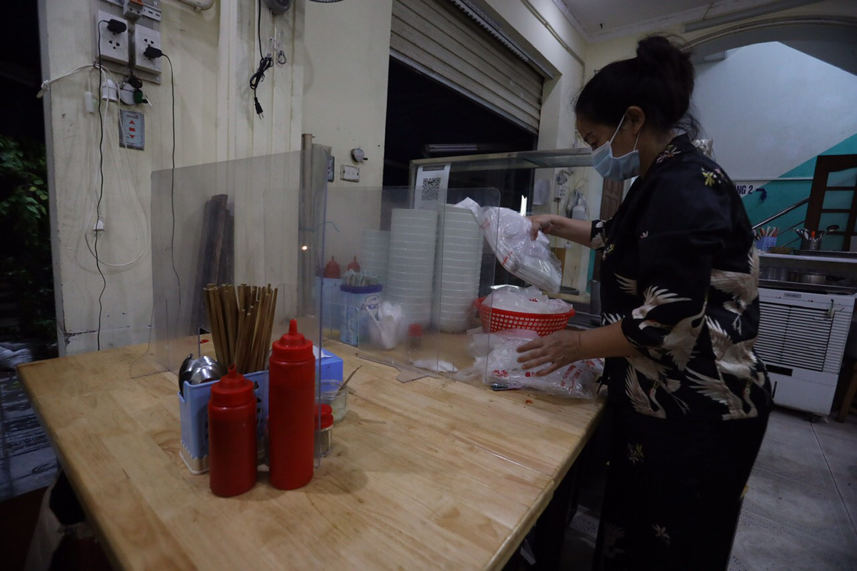 Để được mở bán hàng trở lại, UBND TP Hà Nội yêu cầu chủ cửa hàng và nhân viên phục vụ phải được tiêm đủ 2 mũi vắc-xin.