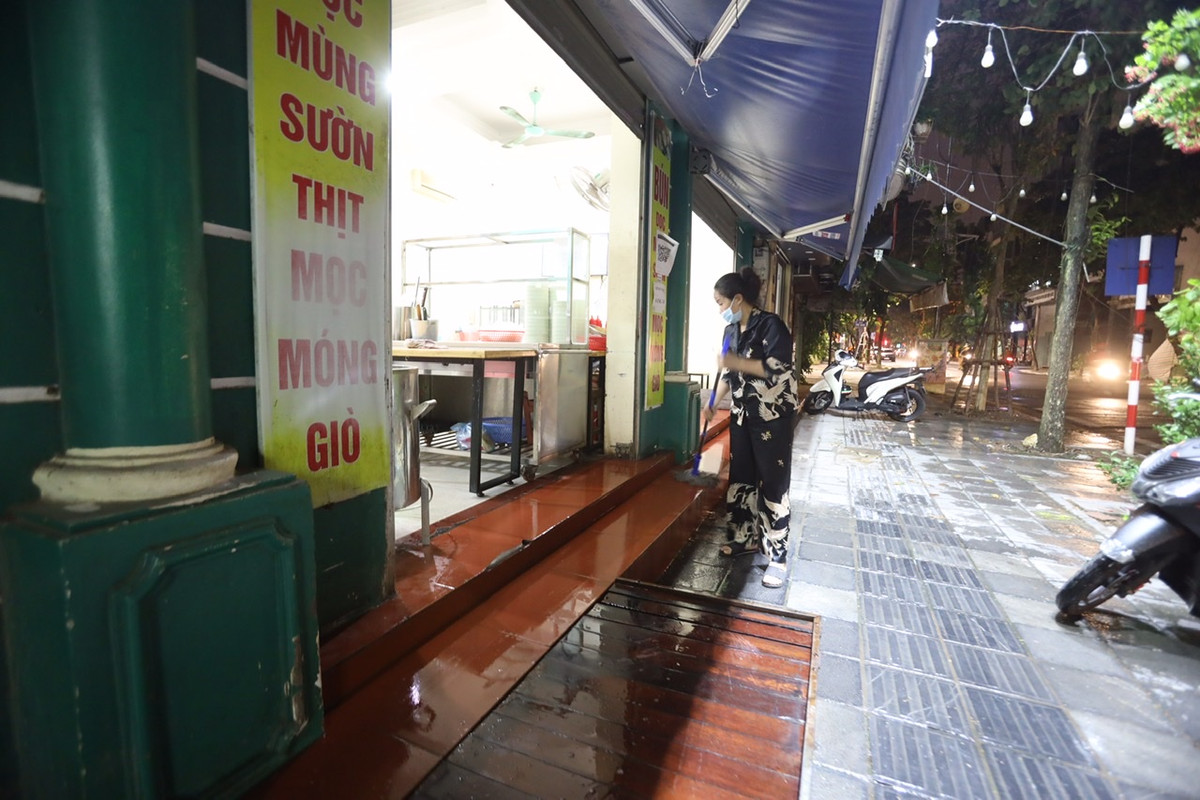 Tuy nhiên, các cửa hàng phải đảm bảo đủ yêu cầu giãn cách, không nhận quá 10 người.