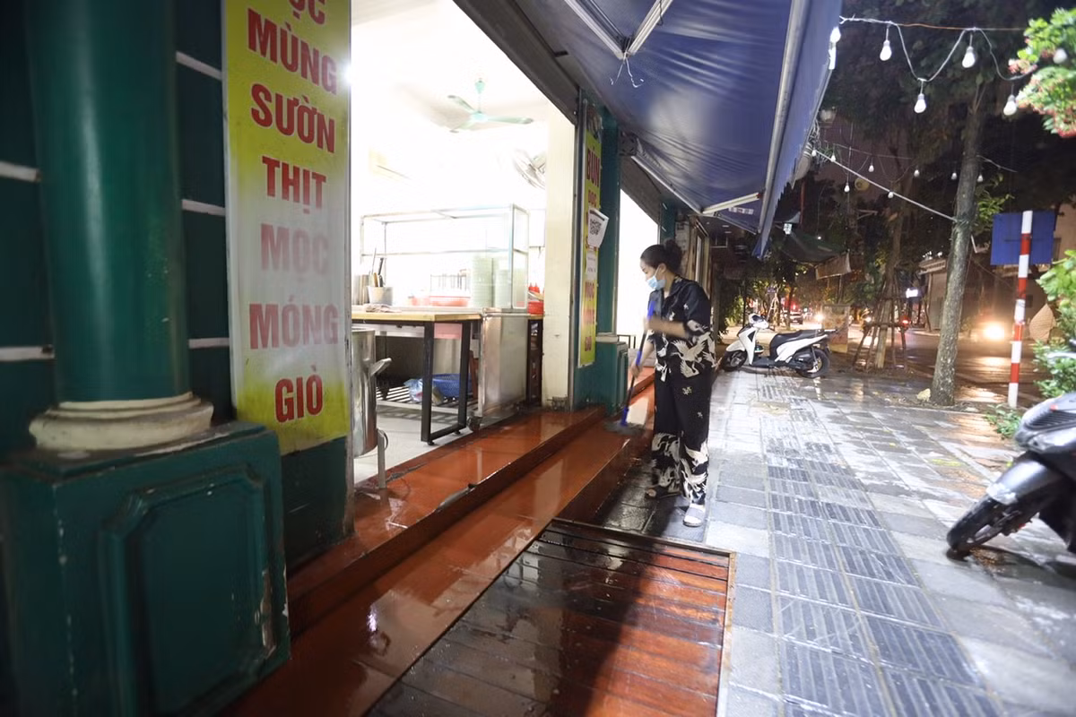 Tuy nhiên, các cửa hàng phải đảm bảo đủ yêu cầu giãn cách, không nhận quá 10 người.