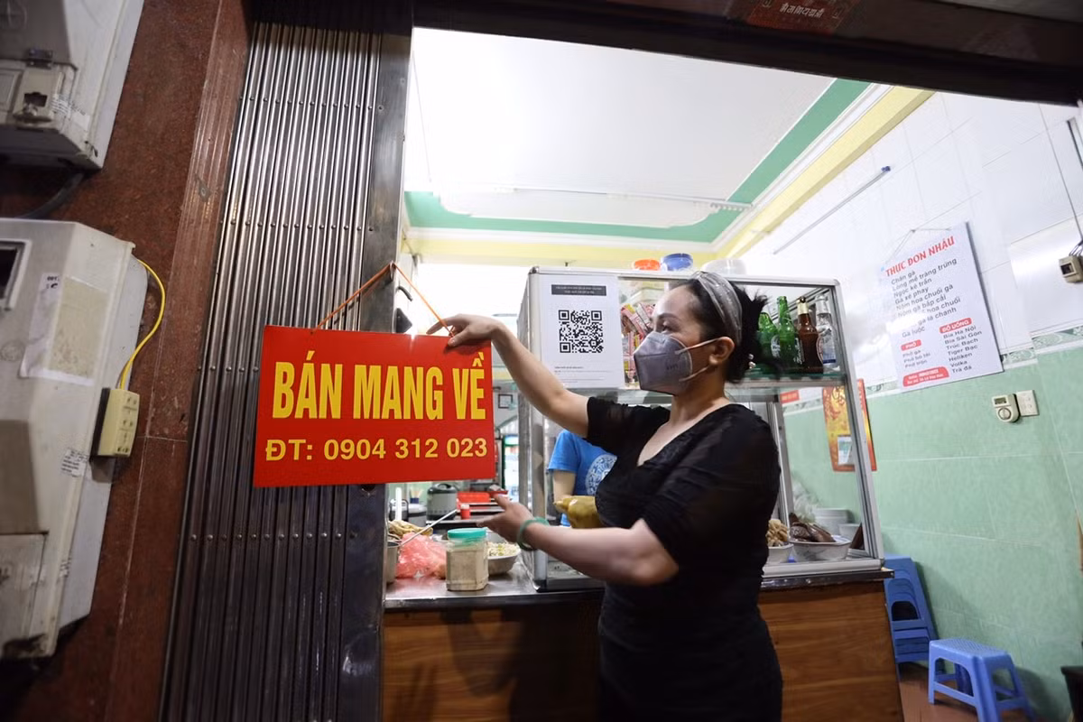 Ngoài ra, khách đến ăn phải thực hiện quét mã QR để kiểm soát lịch trình di chuyển.