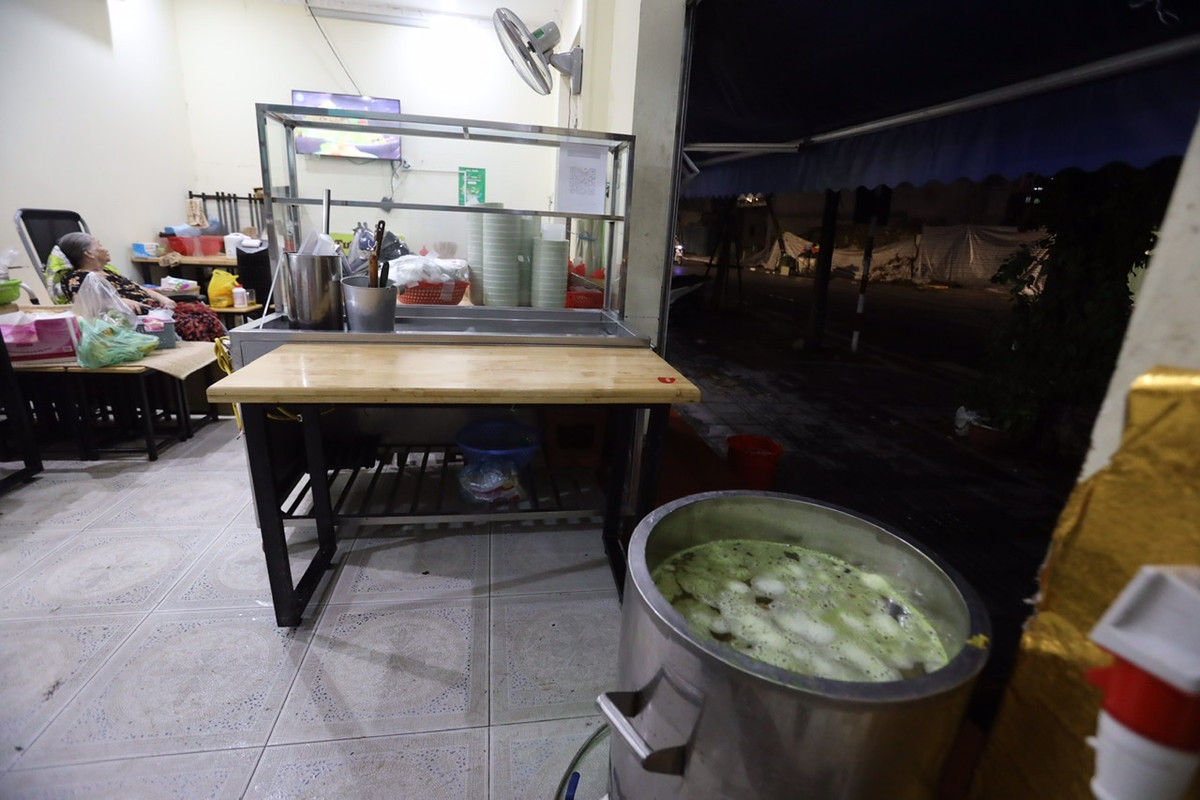 Đêm qua (13/10), các cửa hàng ăn uống của Hà Nội đã mở rất khuya để chuẩn bị mở bán bình thường trở lại.