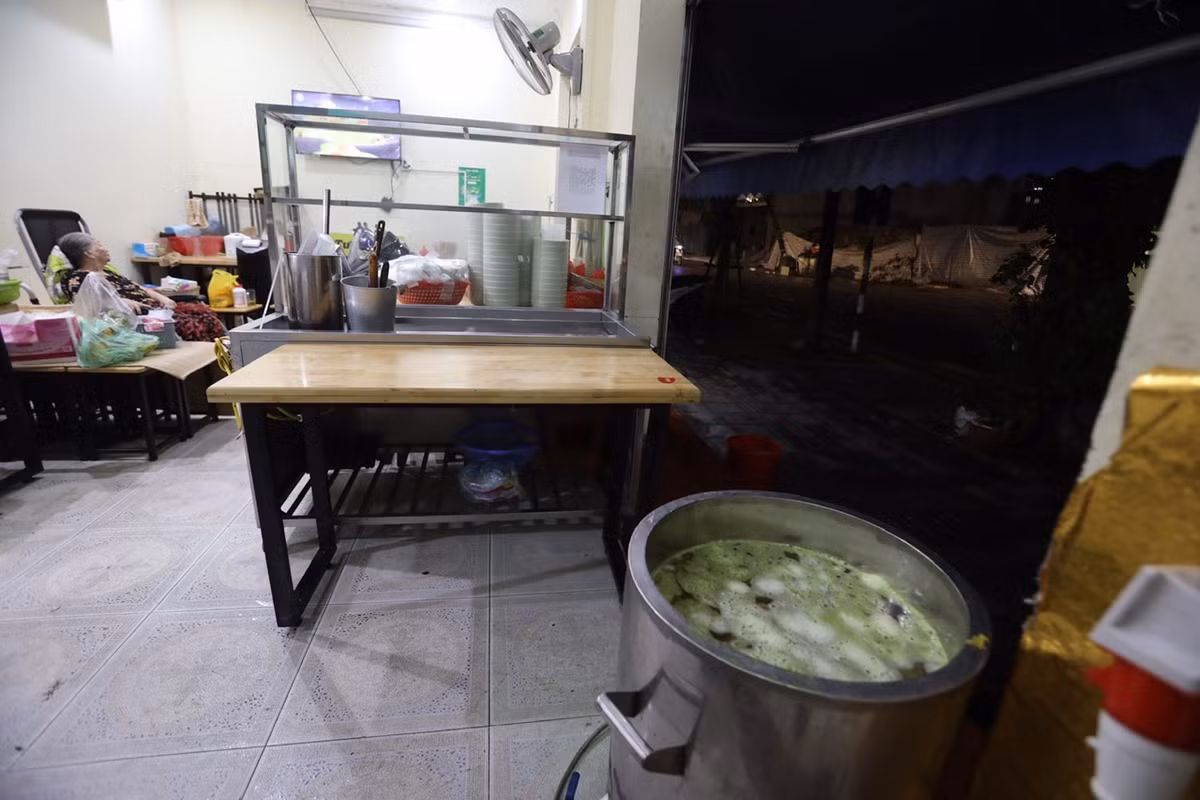 Đêm qua (13/10), các cửa hàng ăn uống của Hà Nội đã mở rất khuya để chuẩn bị mở bán bình thường trở lại.