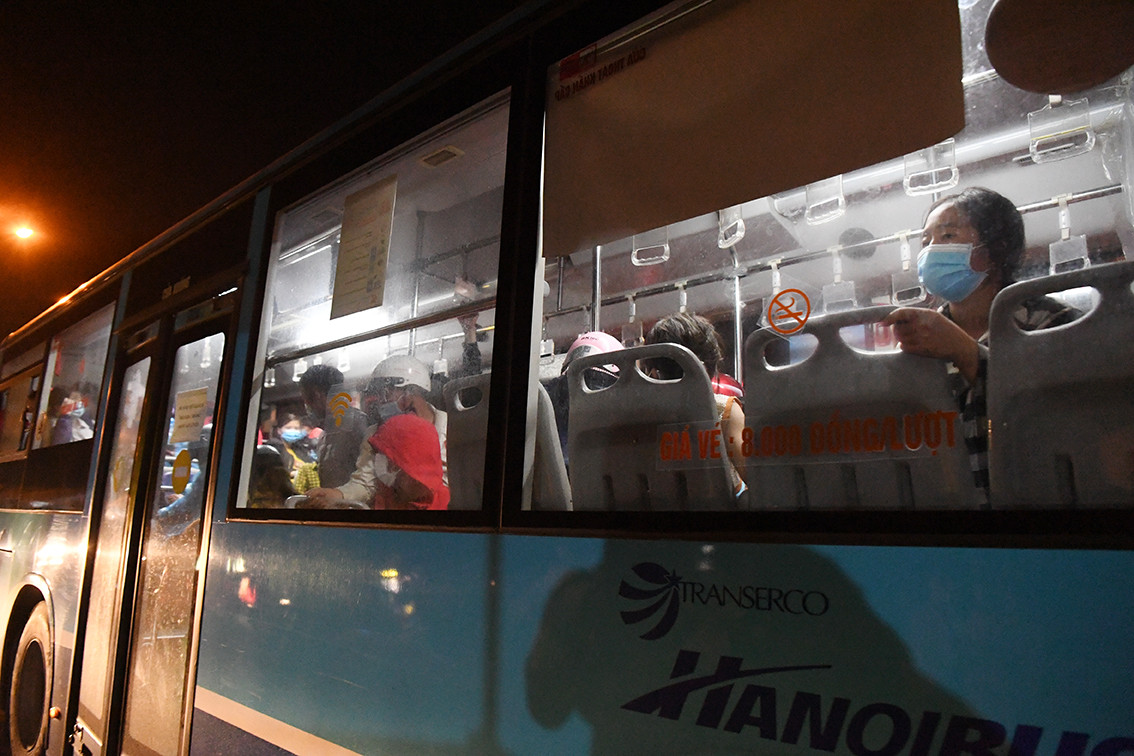 Chốt kiểm soát Phú Xuyên cũng đã bố trí một xe buýt loại lớn để chở người già và trẻ nhỏ di chuyển qua địa bàn Hà Nội.