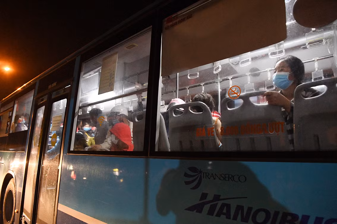 Chốt kiểm soát Phú Xuyên cũng đã bố trí một xe buýt loại lớn để chở người già và trẻ nhỏ di chuyển qua địa bàn Hà Nội.