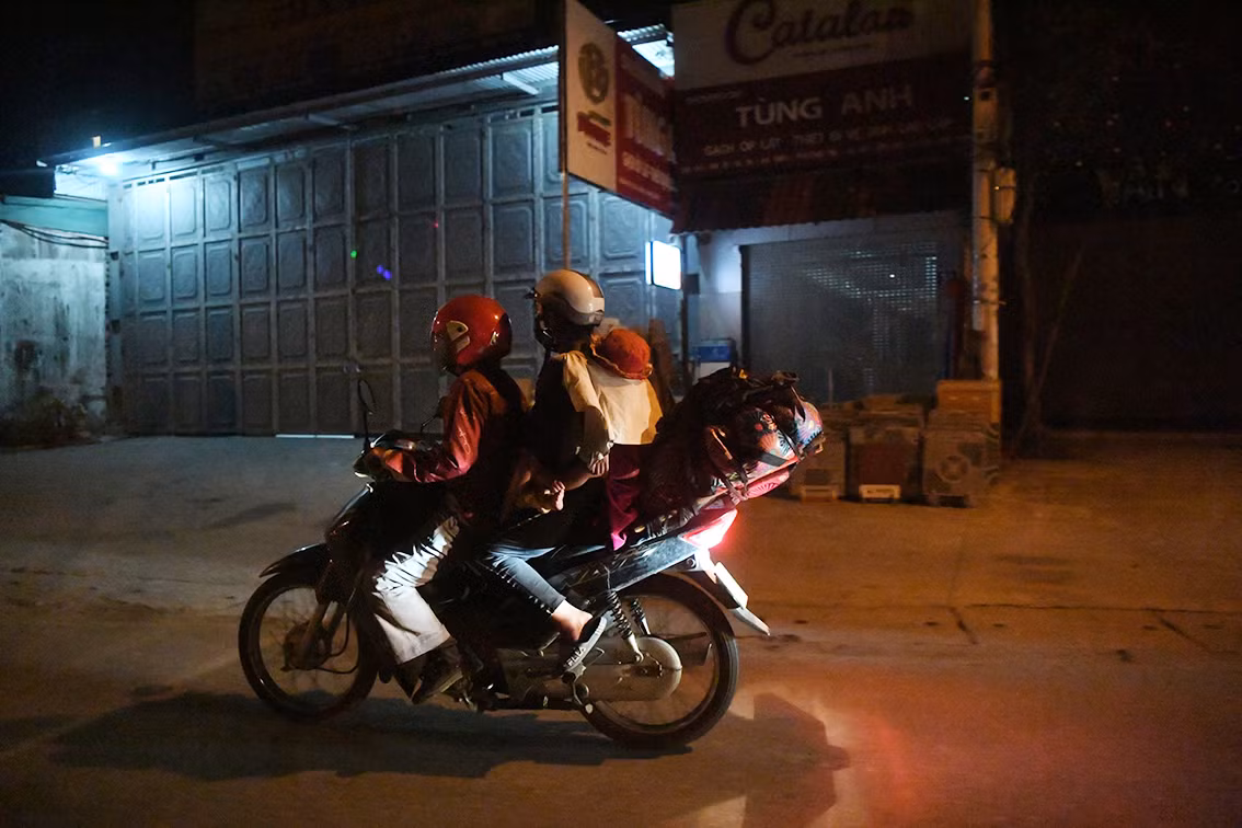 Theo ghi nhận của PV Báo Tri thức và Cuộc sống, trong đoàn có rất nhiều em nhỏ mới vài tháng tuổi cũng phải di chuyển cùng bố mẹ gần 2.000km. (Trong ảnh: Một gia đình với 2 con nhỏ, một bé địu sau lưng còn một bé mẹ phải bế vào giữa lòng vì còn quá nhỏ)