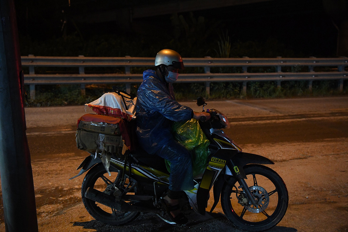 Anh Quang - buộc phải tách đoàn dừng nghỉ để xe máy đỡ bị nóng do quá tải, chạy liên tục quá lâu. Anh Quang cho biết thêm đoàn này chủ yếu là công nhân làm việc tại Bình Dương đã tập trung di chuyển về quê.