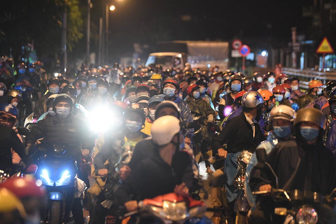 Tại đây, đoàn đã được chốt kiểm soát tiếp nhận, làm thủ tục khai báo y tế, kiểm tra sức khoẻ trước khi tiếp tục cuộc hành trình.