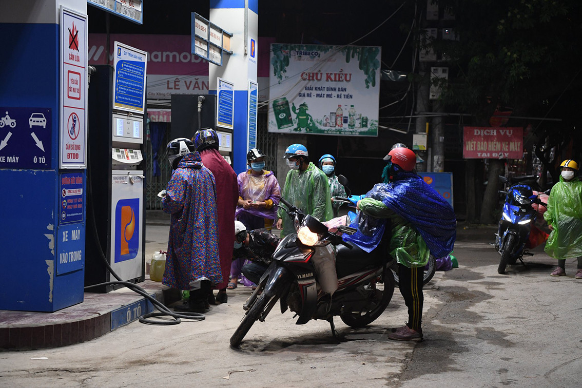 Dọc đường đi, những người trong đoàn thường xuyên phải tách ra để đổ xăng hoặc nghỉ ngơi.