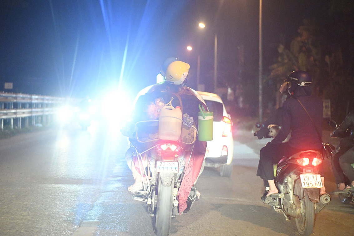 Được biết, đoàn này xuất phát từ Bình Dương cách đây 3 ngày, vừa đi vừa nghỉ dọc đường và có sự hỗ trợ của cơ quan chức năng tại mỗi địa phương.