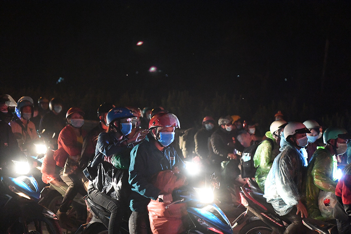 Một cán bộ làm việc tại chốt kiểm soát cho biết, trong ngày hôm nay đã có nhiều đoàn xe máy đi qua chốt. Các đoàn này được lực lượng chức năng phía Hà Nam dẫn đoàn tới và bàn giao.