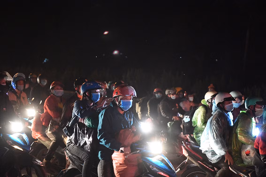 Một cán bộ làm việc tại chốt kiểm soát cho biết, trong ngày hôm nay đã có nhiều đoàn xe máy đi qua chốt. Các đoàn này được lực lượng chức năng phía Hà Nam dẫn đoàn tới và bàn giao.