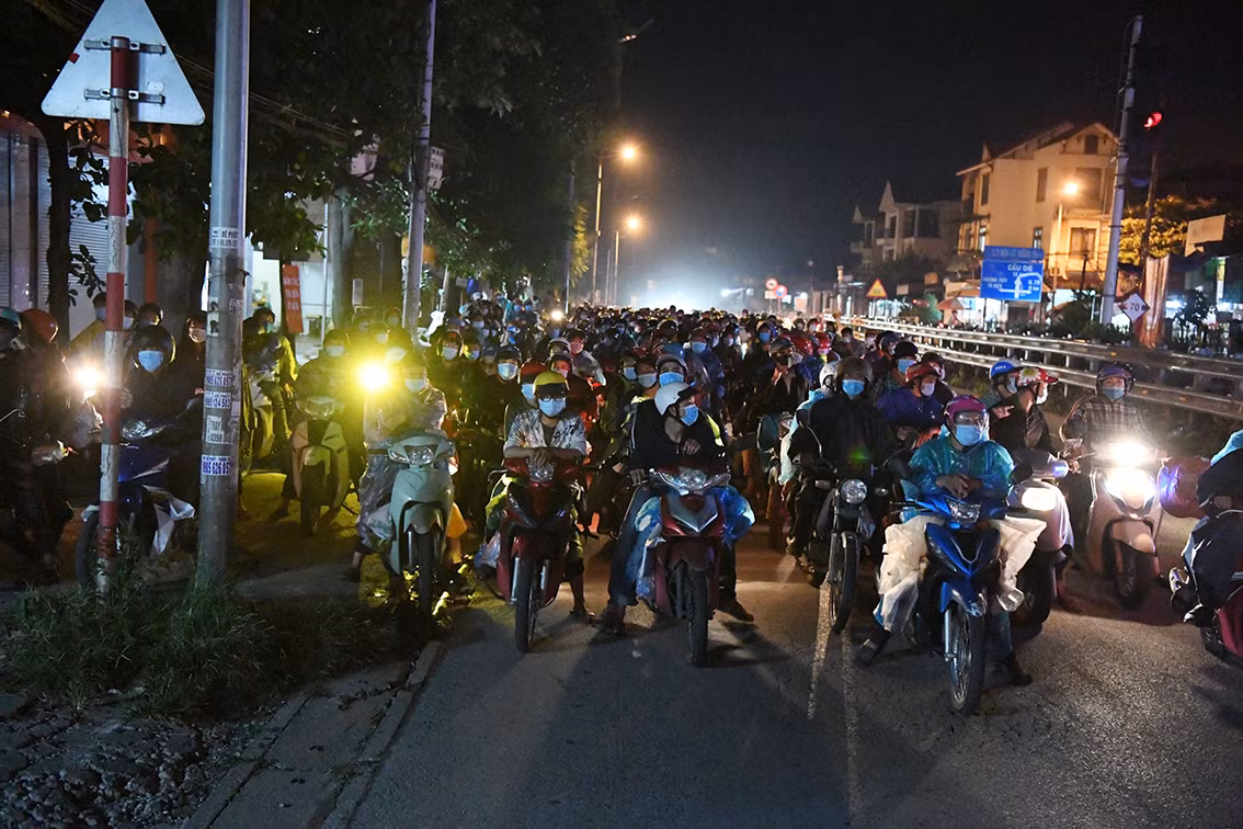 Xot xa tre nho theo bo me gan 2.000Km tu Binh Duong ve que