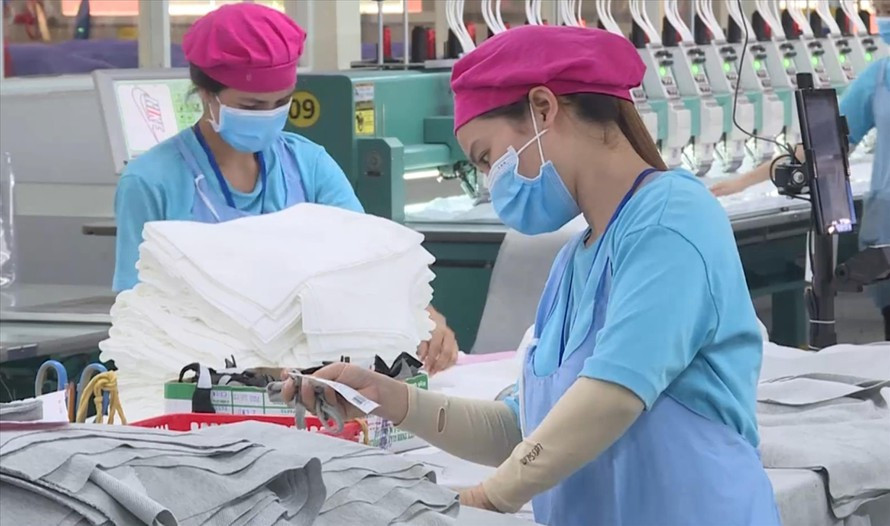 Can bo, cong chuc dong thuan lui cai cach tien luong