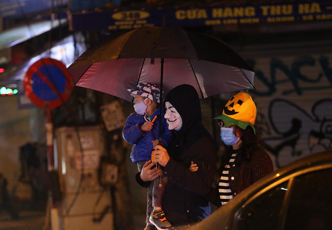 Do mải mê với những món đồ chơi hoá trang Halloween nên có một số người không đeo khẩu trang khi đi dạo phố.