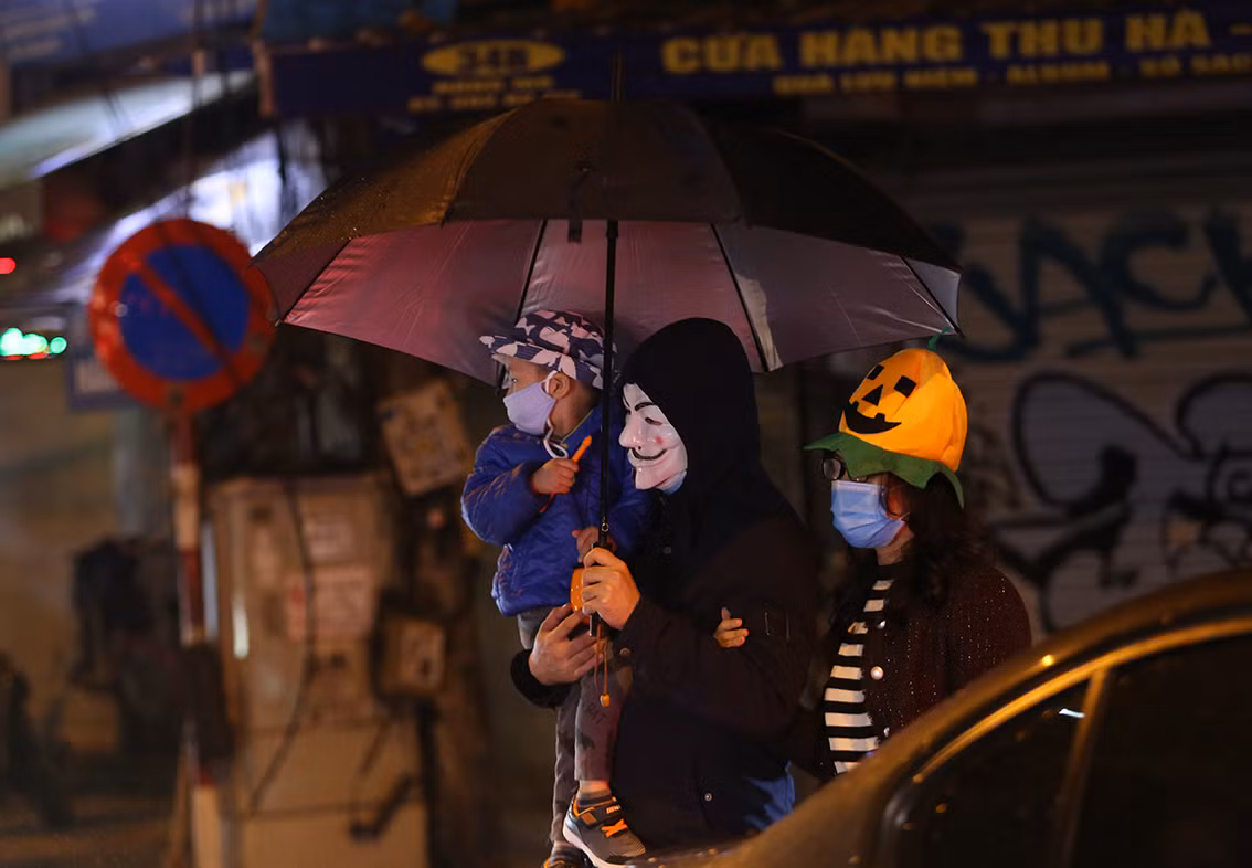 Do mải mê với những món đồ chơi hoá trang Halloween nên có một số người không đeo khẩu trang khi đi dạo phố.