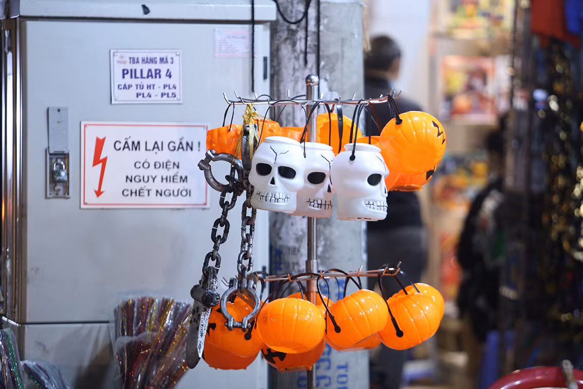 Theo ghi nhận của PV báo Tri thức và Cuộc sống, đồ chơi Halloween năm nay vẫn rất phong phú với chủ yếu là mặt nạ, đèn bí ngô truyền thống.