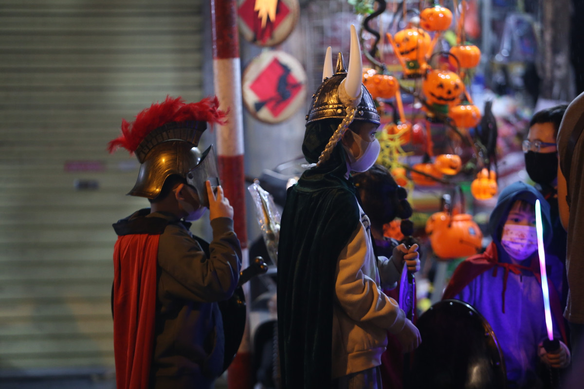 Đồ hoá trang năm nay đơn giản hơn mọi năm nhưng vẫn thu hút được những vị khách "nhí".