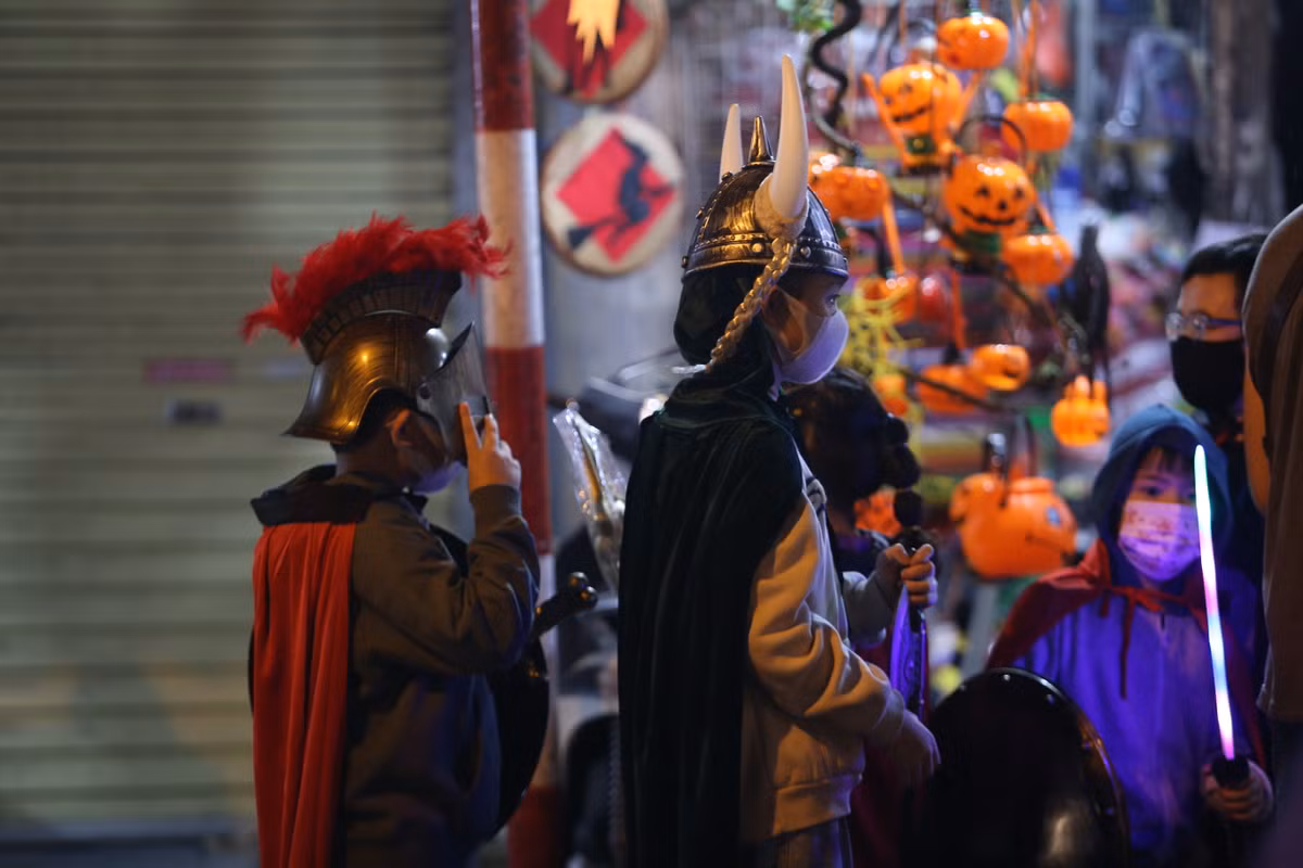 Đồ hoá trang năm nay đơn giản hơn mọi năm nhưng vẫn thu hút được những vị khách "nhí".