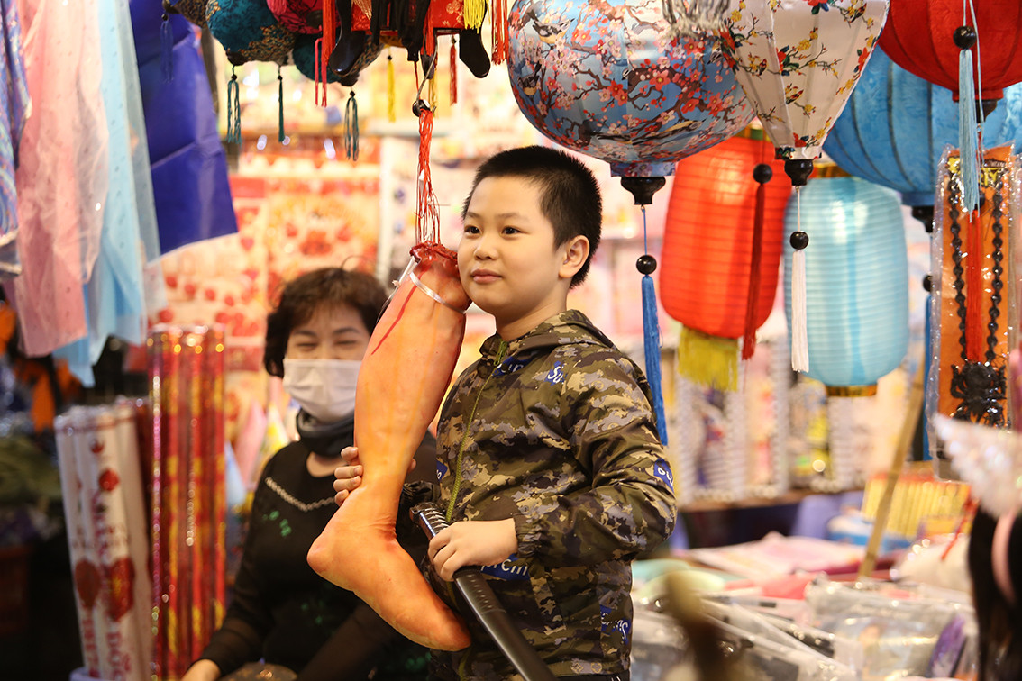 Ngoài ra, những đồ chơi kinh dị dùng để trang trí cũng được nhiều người hỏi mua. Giá của những món đồ này giao động trên dưới 100.000 đồng.