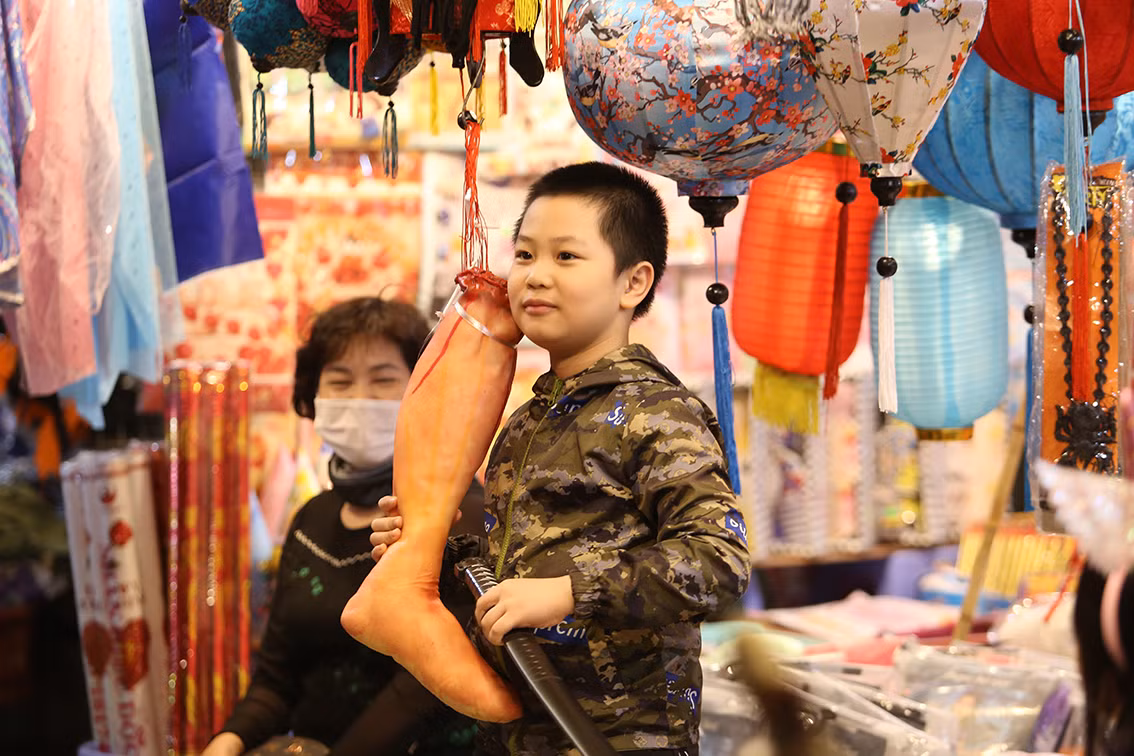 Ngoài ra, những đồ chơi kinh dị dùng để trang trí cũng được nhiều người hỏi mua. Giá của những món đồ này giao động trên dưới 100.000 đồng.