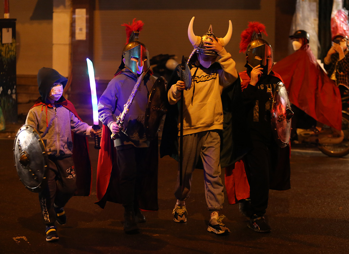 Những bạn nhỏ hoá thân thành dũng sĩ dạo phố Hà Nội.