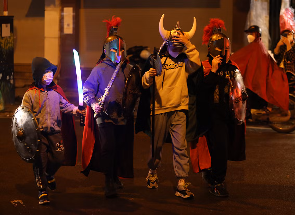 Những bạn nhỏ hoá thân thành dũng sĩ dạo phố Hà Nội.