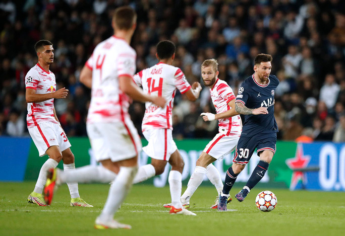 Với lợi thế thi đấu trên sân nhà, PSG nhanh chóng mở tỉ số sau pha lập công của Mbappe ở phút thứ 9. Nhưng lối chơi phòng ngự phản công hiệu quả giúp Leipzig gỡ hòa và sau đó còn bất ngờ vươn lên dẫn trước đội chủ nhà ở đầu hiệp 2.