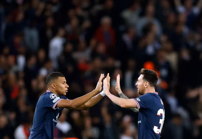 Ngoài ra, sau khi kiến tạo cho Messi ghi bàn, Mbappe cũng có cơ hội lập cú đúp cho riêng mình nhưng không thực hiện thành công quả đá penalty ở phút bù giờ cuối trận.