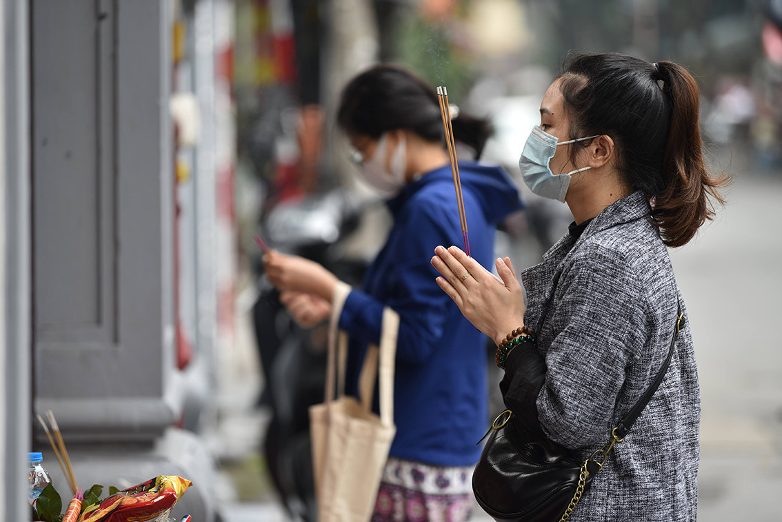 Dù không vào được bên trong nhưng nhiều bạn trẻ vẫn đứng chờ vái vọng.