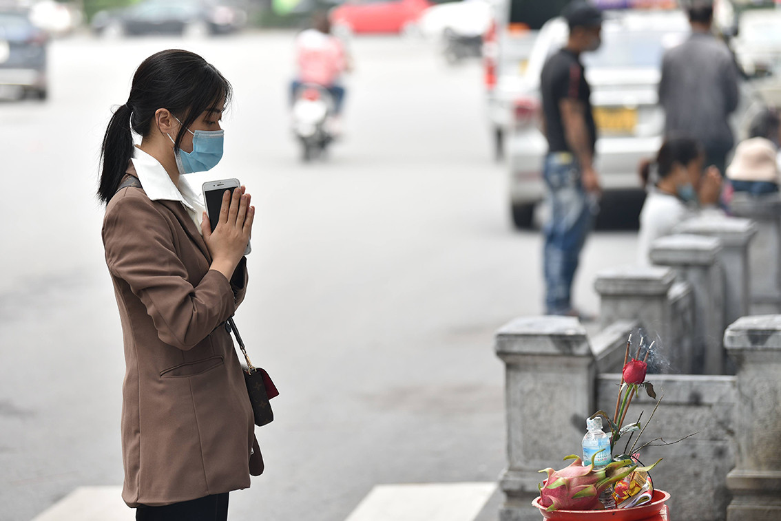 Do tình hình phức tạp của dịch COVID-19, Chùa Hà vẫn chưa mở cửa đón người dân vào bên trong.