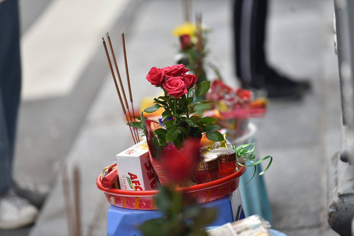 Mâm lễ được đặt ngay ngoài cửa chùa để dâng hương.