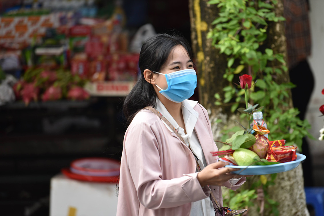 Bạn Hoàng Thuỳ (Cầu Giấy, Hà Nội) cho biết, thời tiết hôm nay khá dễ chịu nên tranh thủ sáng sớm đi lễ chùa trước khi đi làm.