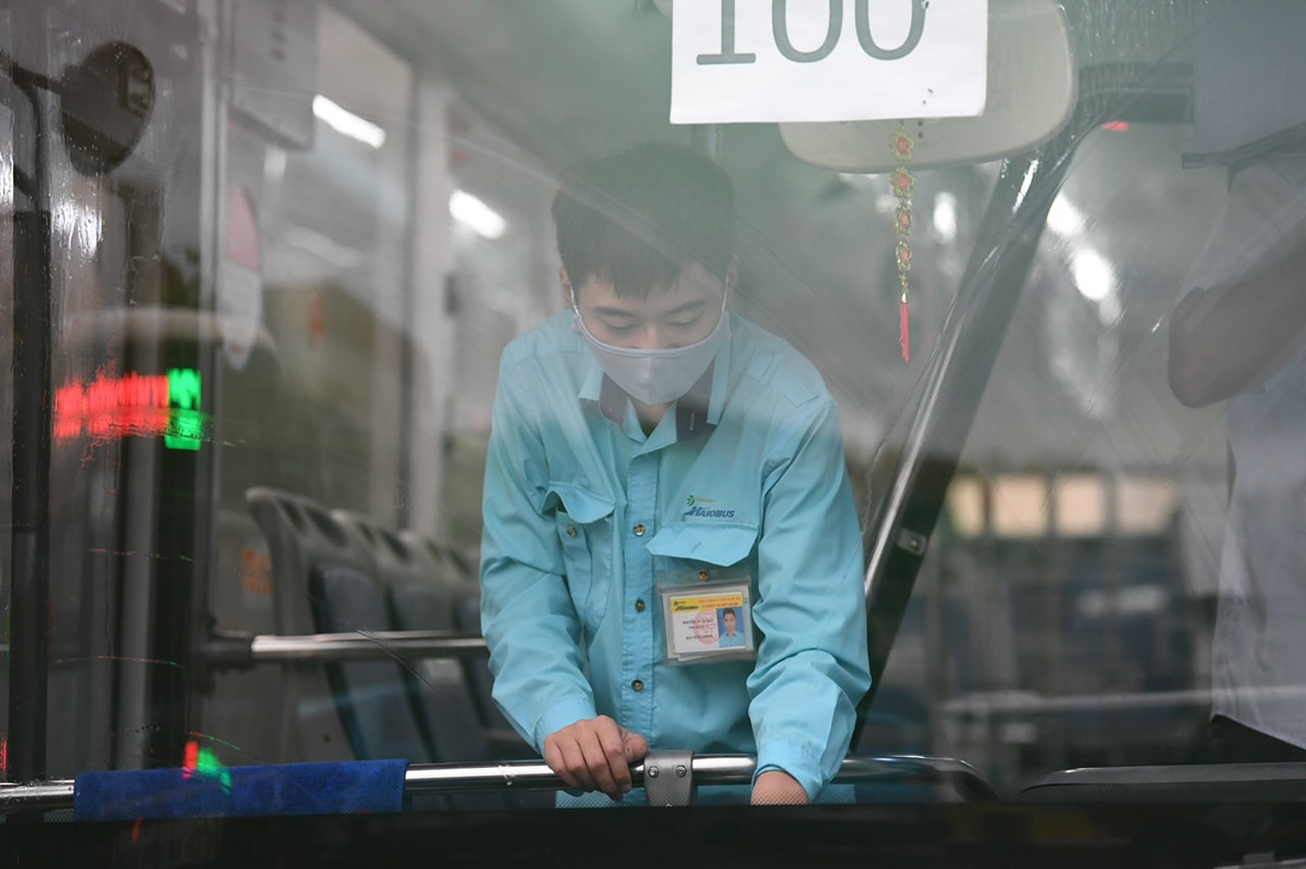 Theo hướng dẫn của Sở Giao thông Vận tải Hà Nội, lái xe và nhân viên bán vé phải được tiêm tối thiểu 1 mũi vắc-xin phòng chống COVID-19. Ngoài ra phải có xét nghiệm âm tính với SARS-CoV-2 bằng phương pháp PCR.