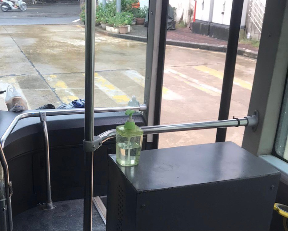 Toàn bộ các xe buýt hoạt động phải trang bị dung dịch khử khuẩn xung quanh xe.