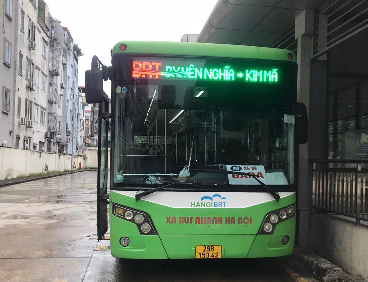 Cũng trong sáng nay, xe buýt nhanh BRT cũng đã vận hành trở lại. Mặc dù đông khách hơn những tuyến khác nhưng vẫn chưa đáp ứng được công suất cho phép.