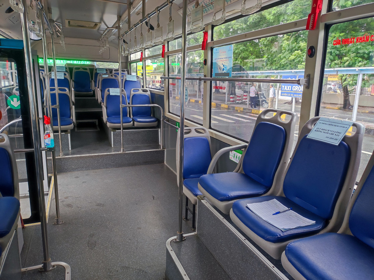 Ha Noi: Ngay dau xe buyt hoat dong tro lai, moi chuyen lac dac 1-2 khach-Hinh-2