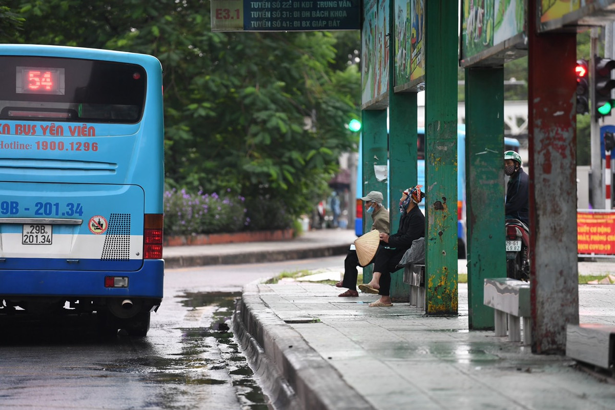 Anh Bùi Thanh Tuấn - nhân viên bán vé XN Bus Yên Viên cho biết, khách hàng chủ yếu của xe buýt là học sinh, sinh viên và người lao động thì chưa quay lại Thành phố nên tình trạng vắng khách là dự đoán từ trước khi xe chạy.