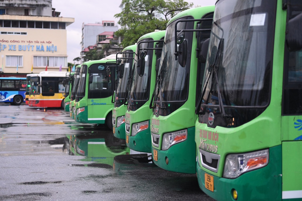 Ha Noi: Ngay dau xe buyt hoat dong tro lai, moi chuyen lac dac 1-2 khach