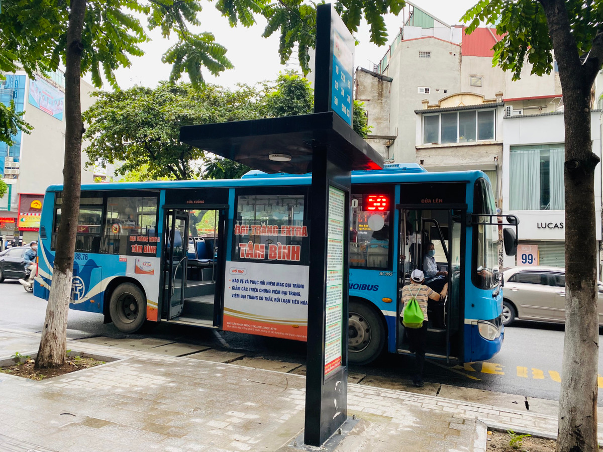 Cảnh vắng vẻ, đìu hiu tại các điểm chờ xe buýt trong sáng nay.