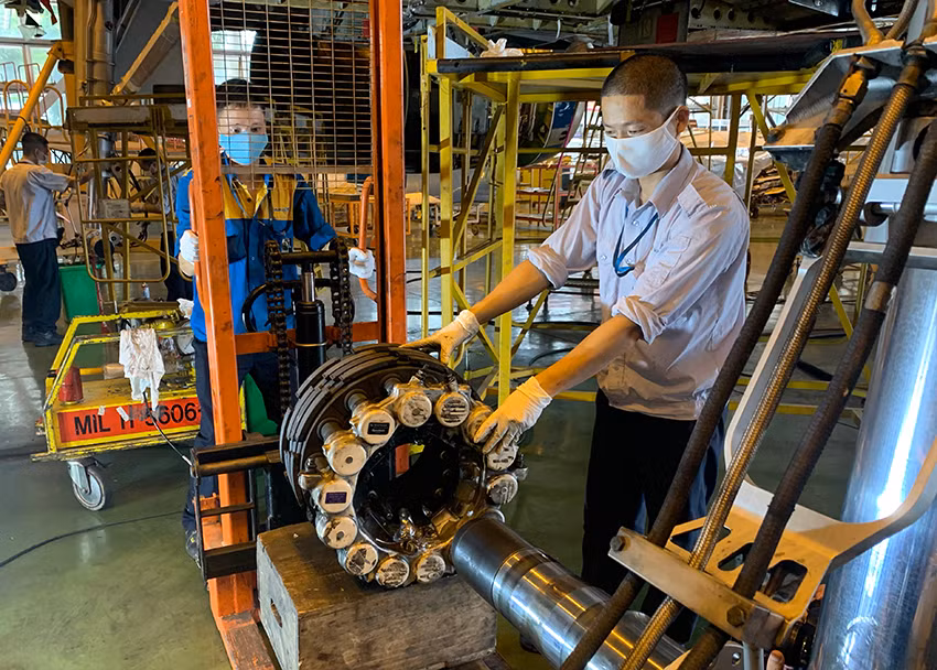 Động cơ máy bay được lắp ráp trở lại sau khi bảo dưỡng.