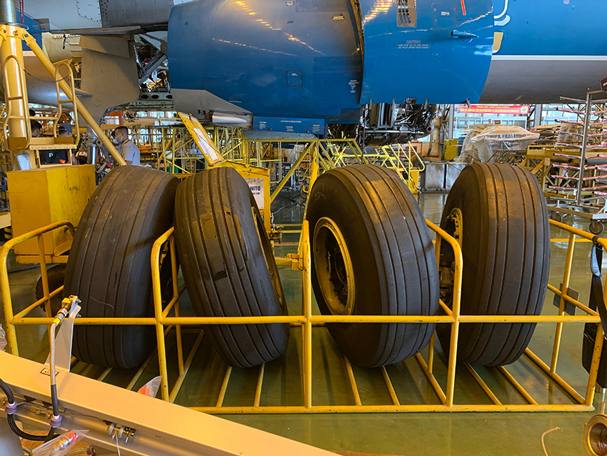 Hệ thống lốp, càng của từng chiếc máy bay chuẩn bị đưa vào khai thác đã được tháo ra để kiểm tra, bảo dưỡng.